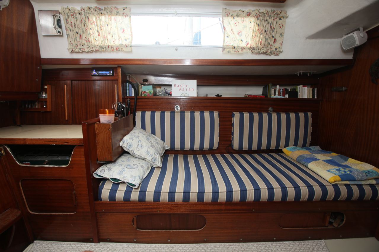 Albin Vega 27 gallery image with filename: albinvega27-whisper-interior-port.jpg