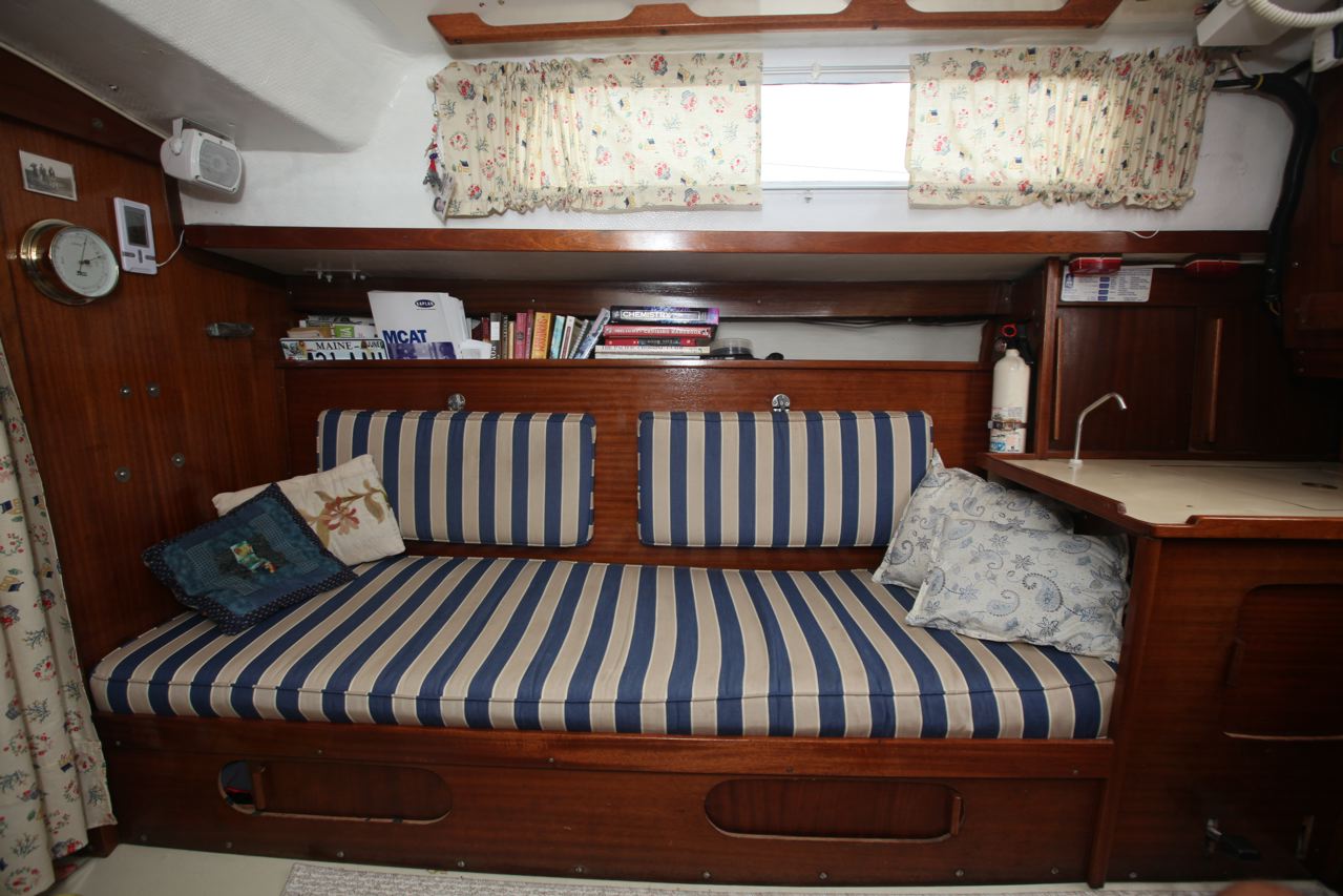 Albin Vega 27 gallery image with filename: albinvega27-whisper-interior-starboard.jpg