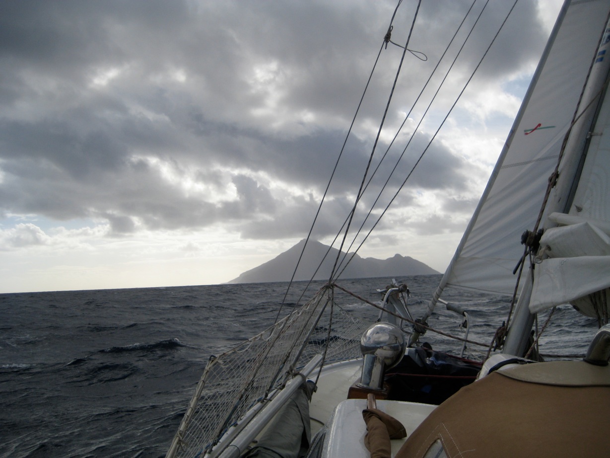 Albin Vega 27 gallery image with filename: albinvega27-whisper-undersail.jpg
