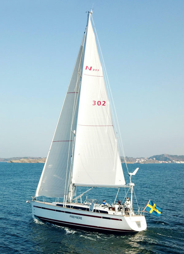 Najad 395 CC sail & accommodation plan (via sailboatdata)