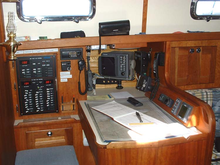 Valiant 39 gallery image with filename: valiant39-oceanexplorer-navstation.jpg