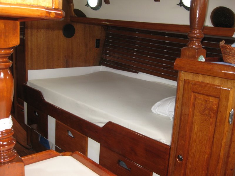 Westsail 32 gallery image with filename: westsail32-patience-starboard-saloon-pullmanberth.jpg
